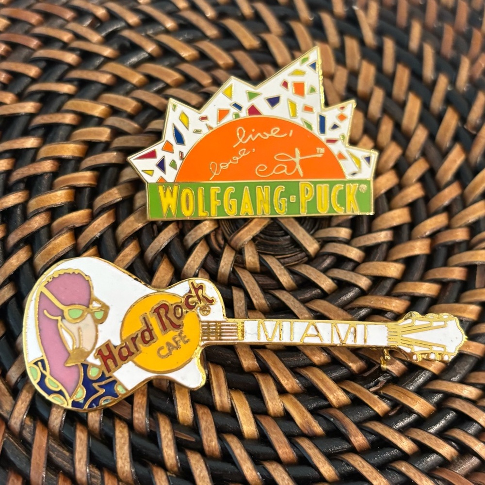 VINTAGE COLLECTIBLE PINS 2 PIN SET